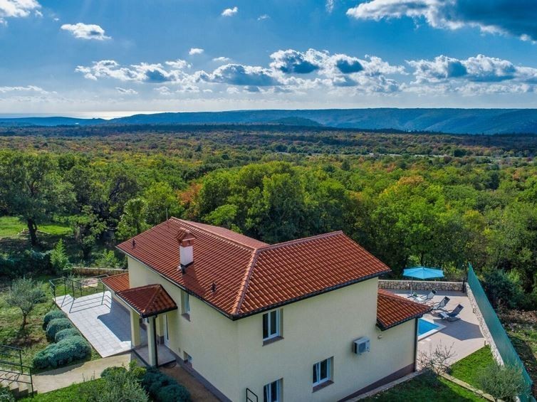 Počitniška hiša z bazenom v bližini Labina - zasebnost in udobje - naprodaj