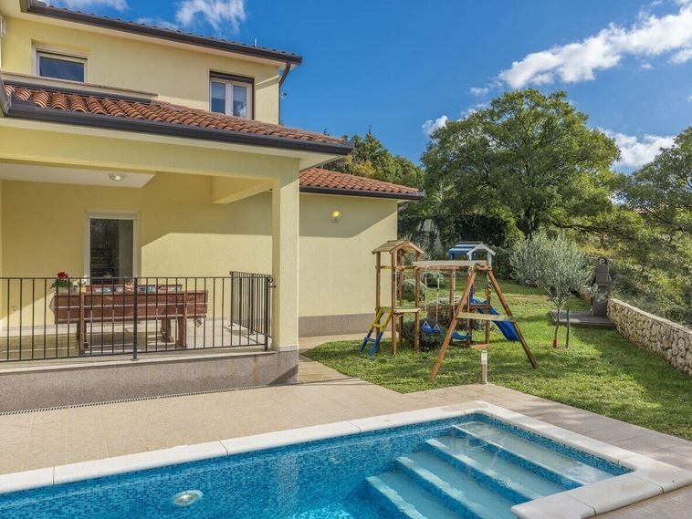 Počitniška hiša z bazenom v bližini Labina - zasebnost in udobje - naprodaj