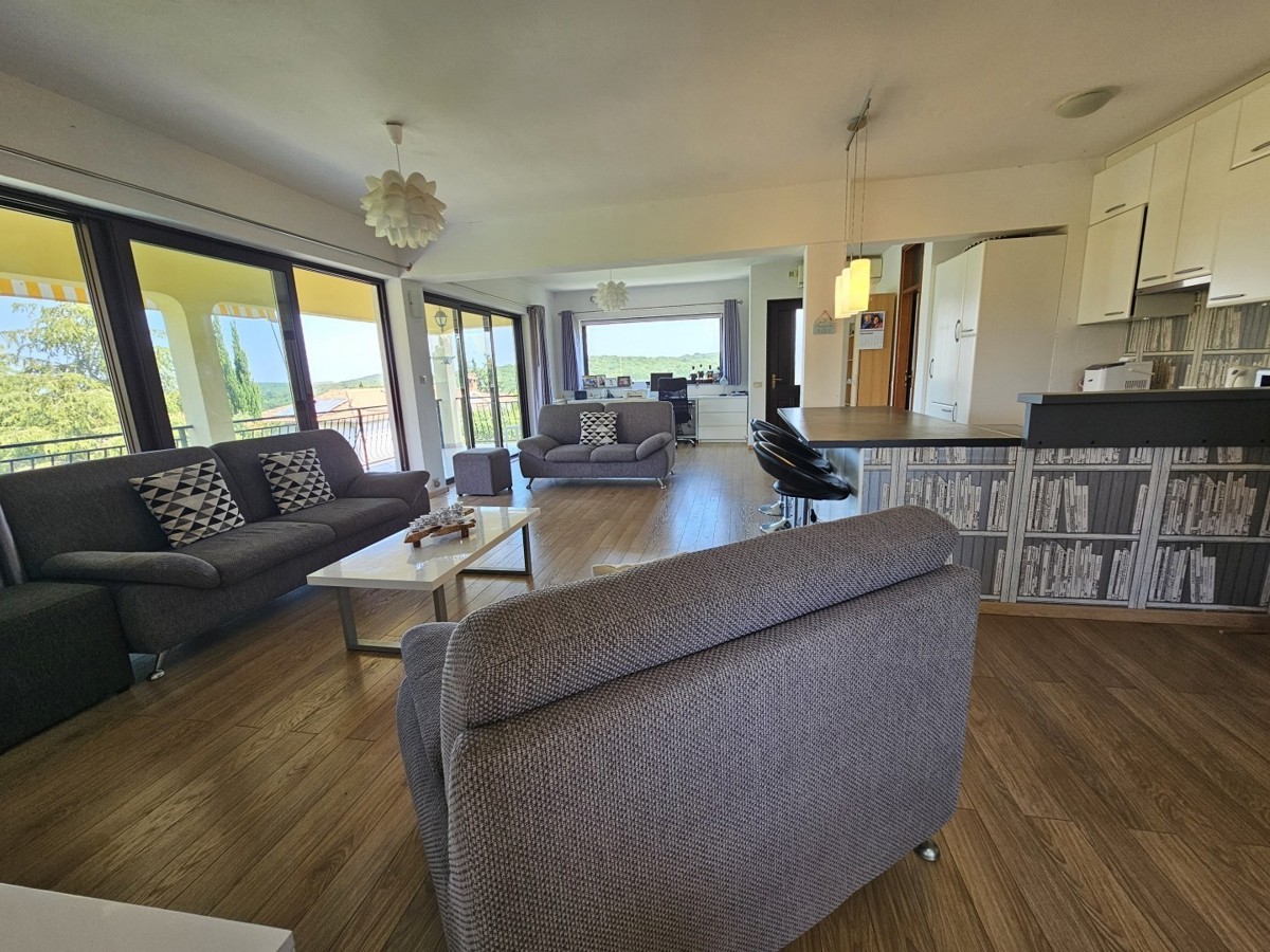 Istra, Poreč – Vila s 5 apartmaji, bazenom in velikim zemljiščem – idealno za investicijo ali oddajo