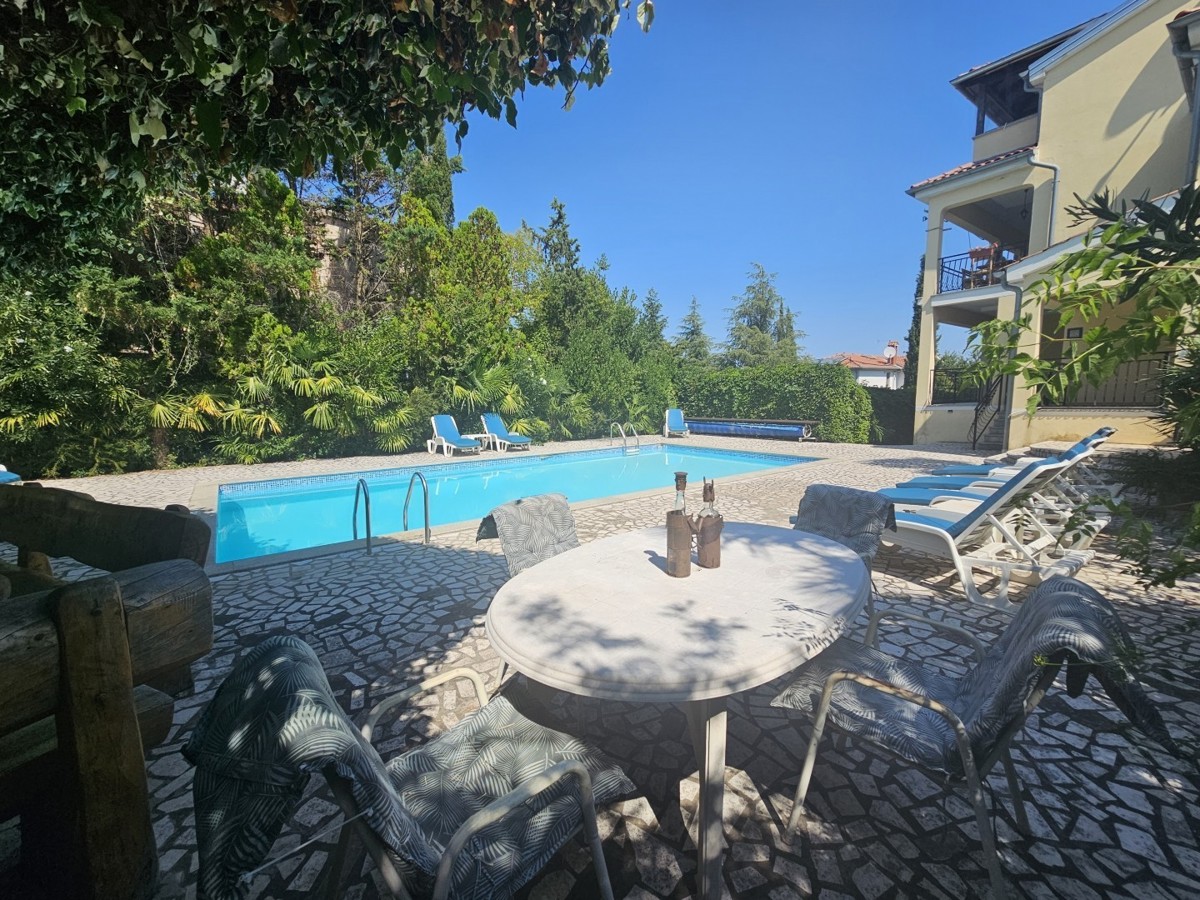 Istra, Poreč – Vila s 5 apartmaji, bazenom in velikim zemljiščem – idealno za investicijo ali oddajo