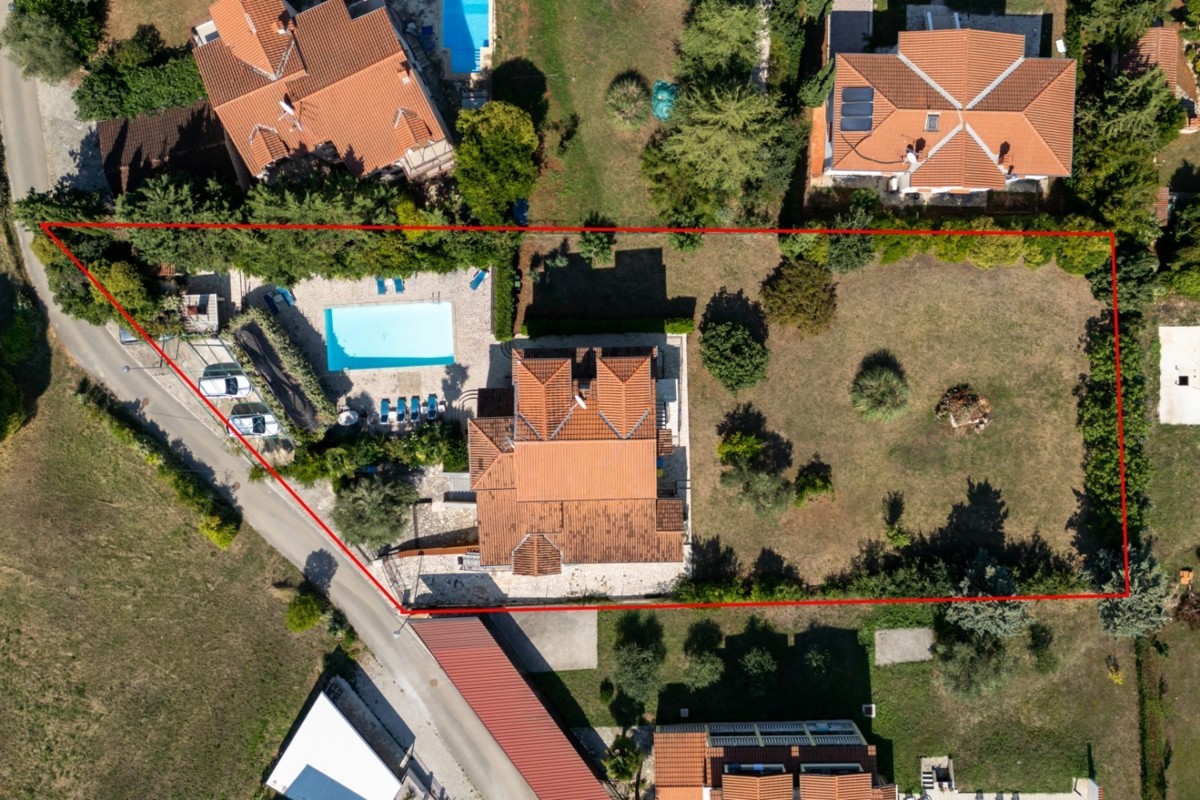 Istra, Poreč – Vila s 5 apartmaji, bazenom in velikim zemljiščem – idealno za investicijo ali oddajo