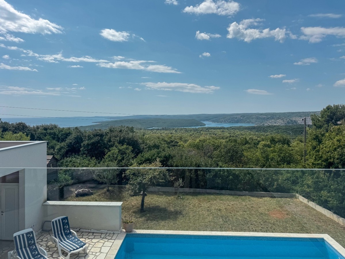 Moderna vila z bazenom in pogledom na morje – Nepremičnine Istra