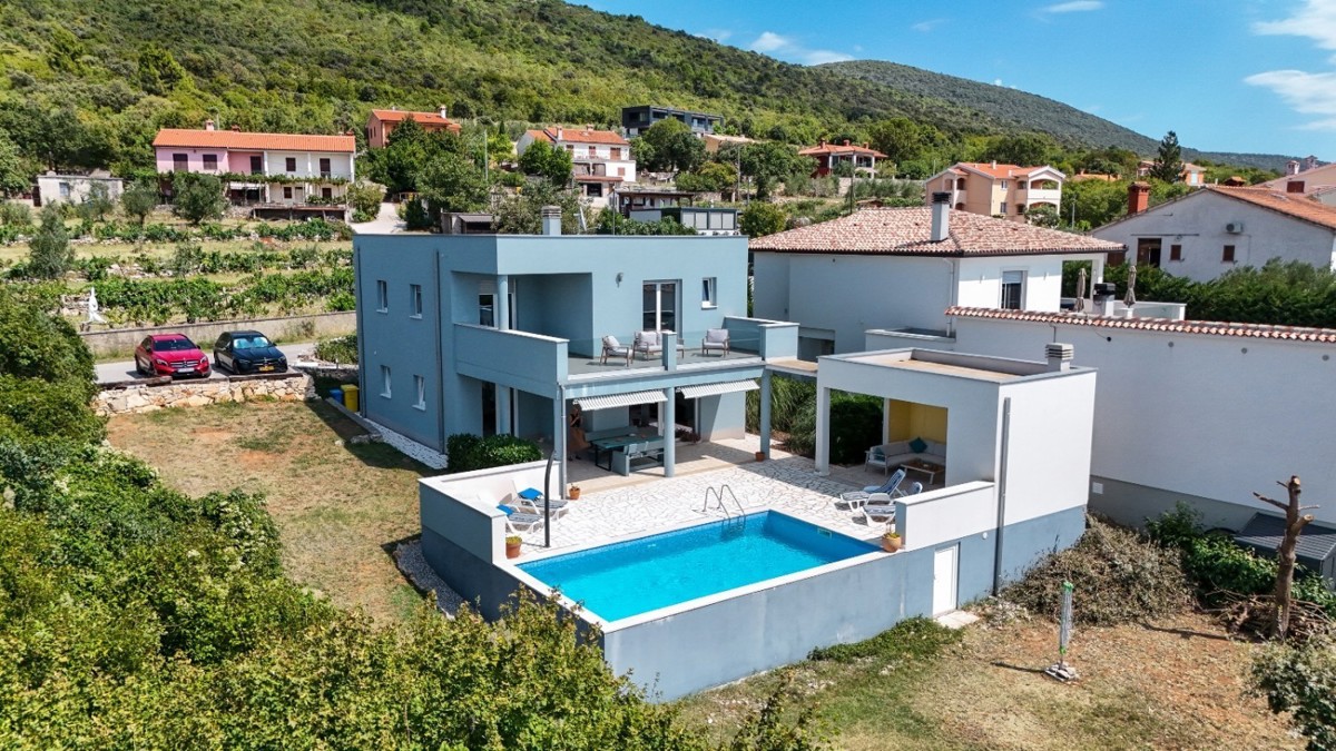 Moderna vila z bazenom in pogledom na morje – Nepremičnine Istra