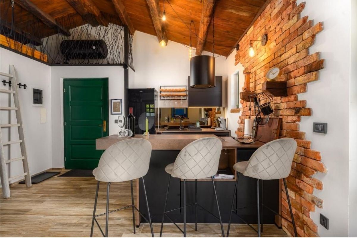 Čudovit bungalov z garažo, jacuzzijem in sredozemskim vrtom – v okolici Poreča, Istra