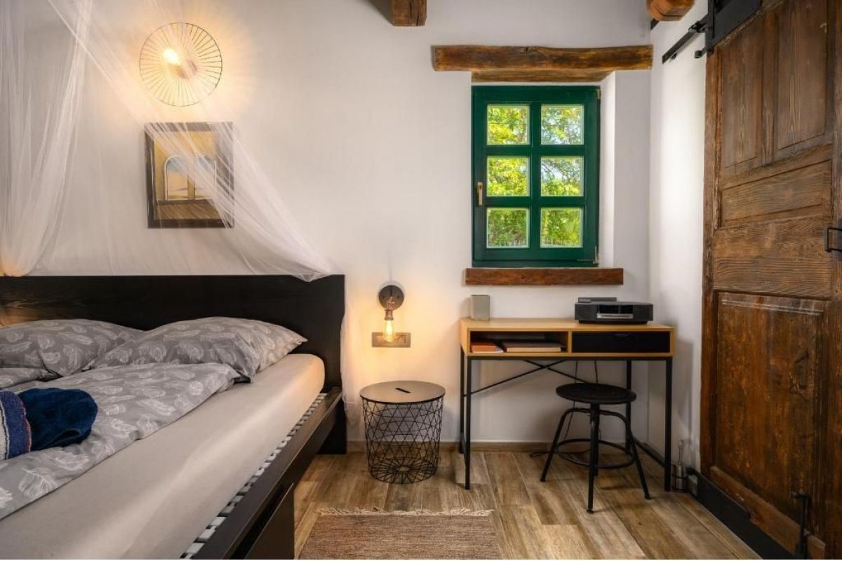 Čudovit bungalov z garažo, jacuzzijem in sredozemskim vrtom – v okolici Poreča, Istra