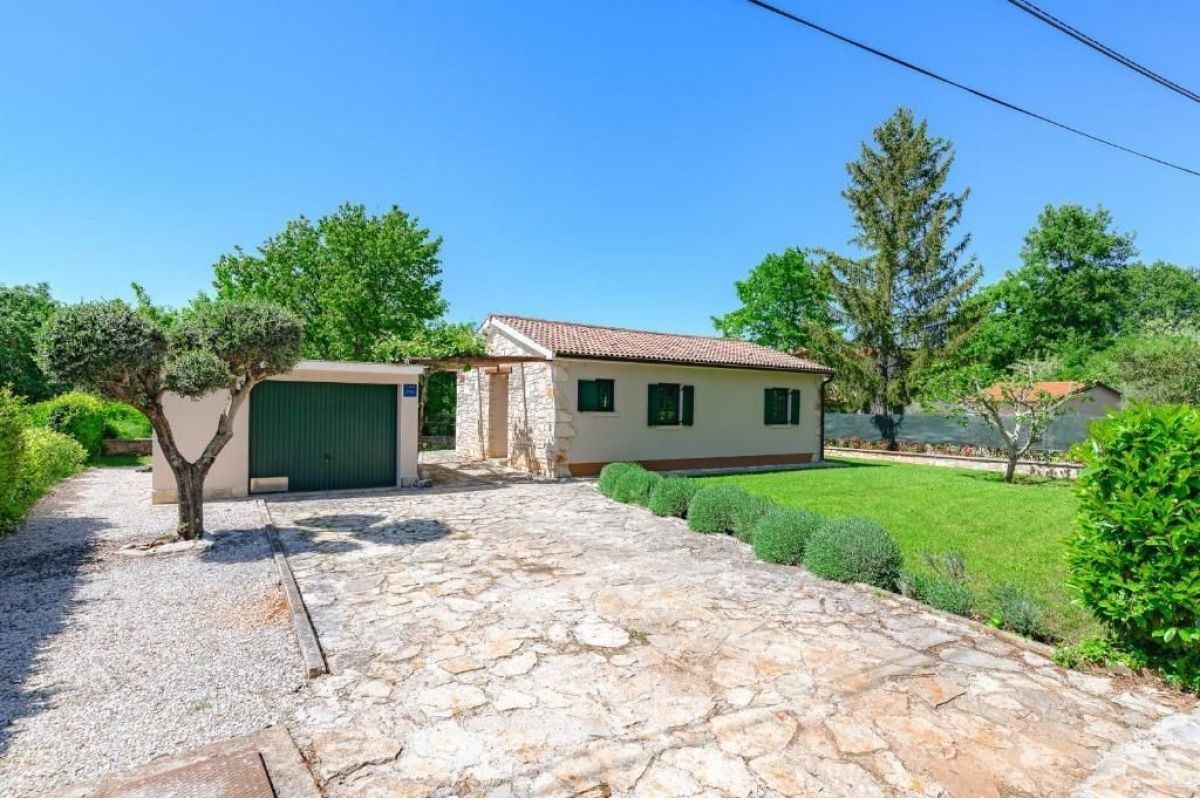 Čudovit bungalov z garažo, jacuzzijem in sredozemskim vrtom – v okolici Poreča, Istra