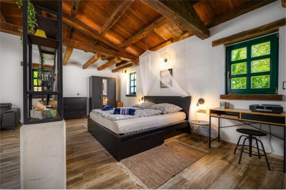 Čudovit bungalov z garažo, jacuzzijem in sredozemskim vrtom – v okolici Poreča, Istra