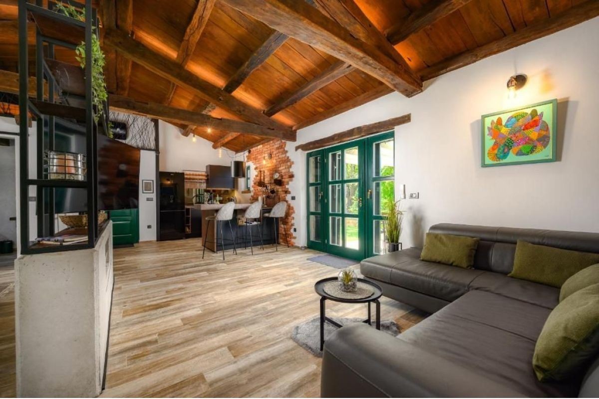 Čudovit bungalov z garažo, jacuzzijem in sredozemskim vrtom – v okolici Poreča, Istra