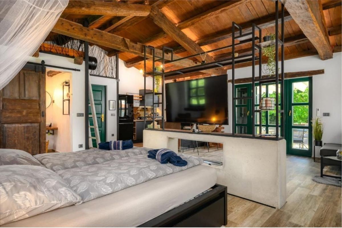 Čudovit bungalov z garažo, jacuzzijem in sredozemskim vrtom – v okolici Poreča, Istra