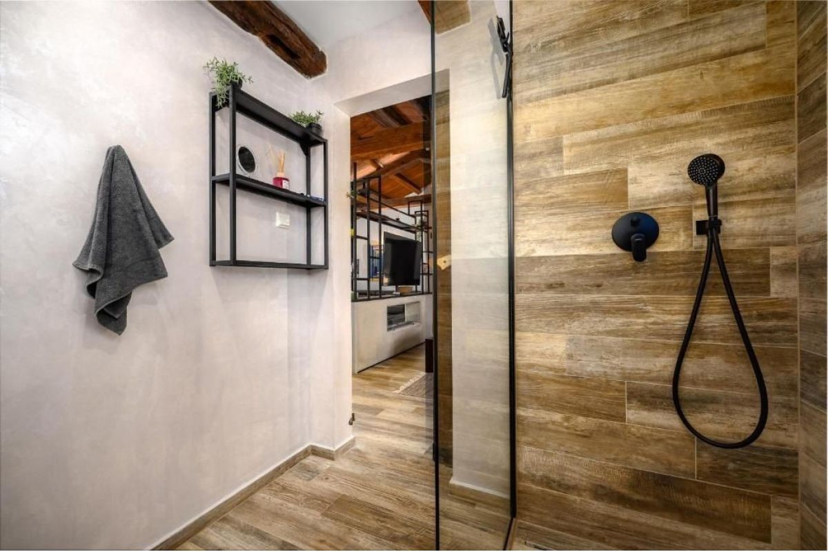 Čudovit bungalov z garažo, jacuzzijem in sredozemskim vrtom – v okolici Poreča, Istra