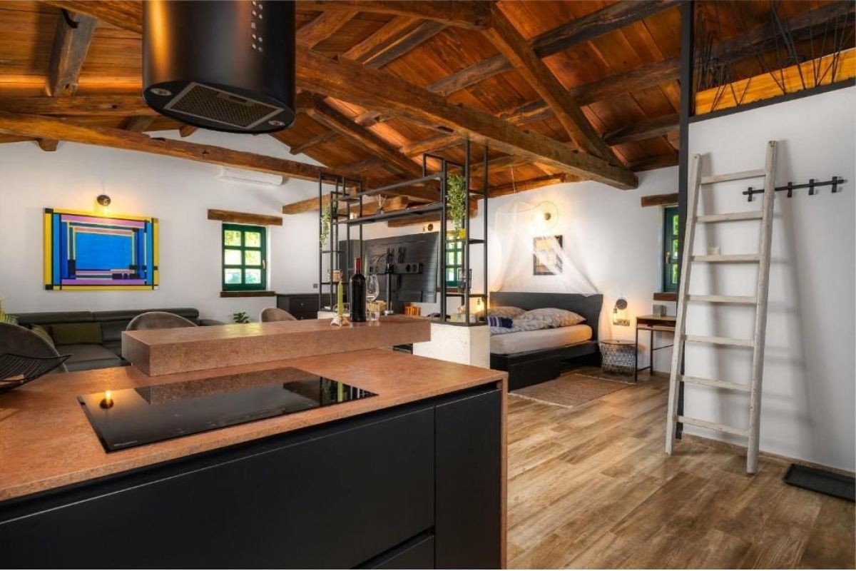 Čudovit bungalov z garažo, jacuzzijem in sredozemskim vrtom – v okolici Poreča, Istra