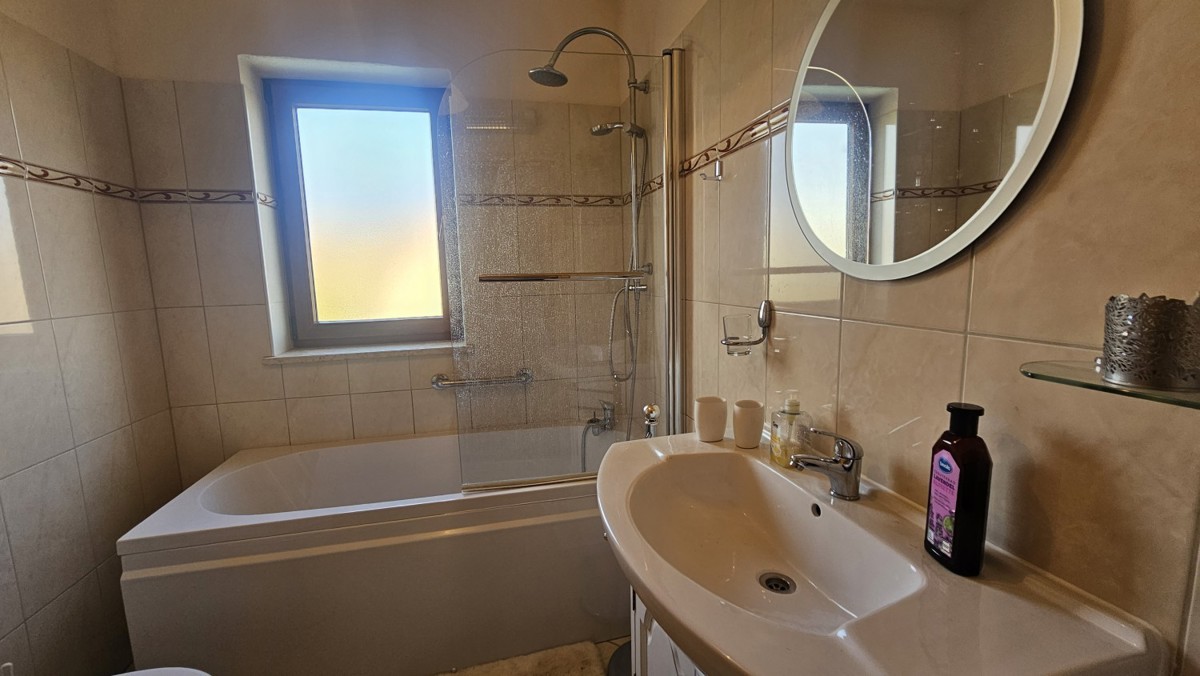 Očarljiva vila z bazenom in pogledom na morje naprodaj – Kaštelir, Istra