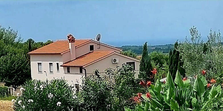 Hiša Višnjan, velika parcela