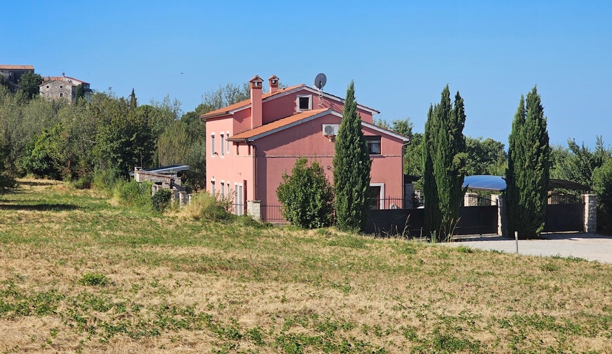Hiša Višnjan, velika parcela