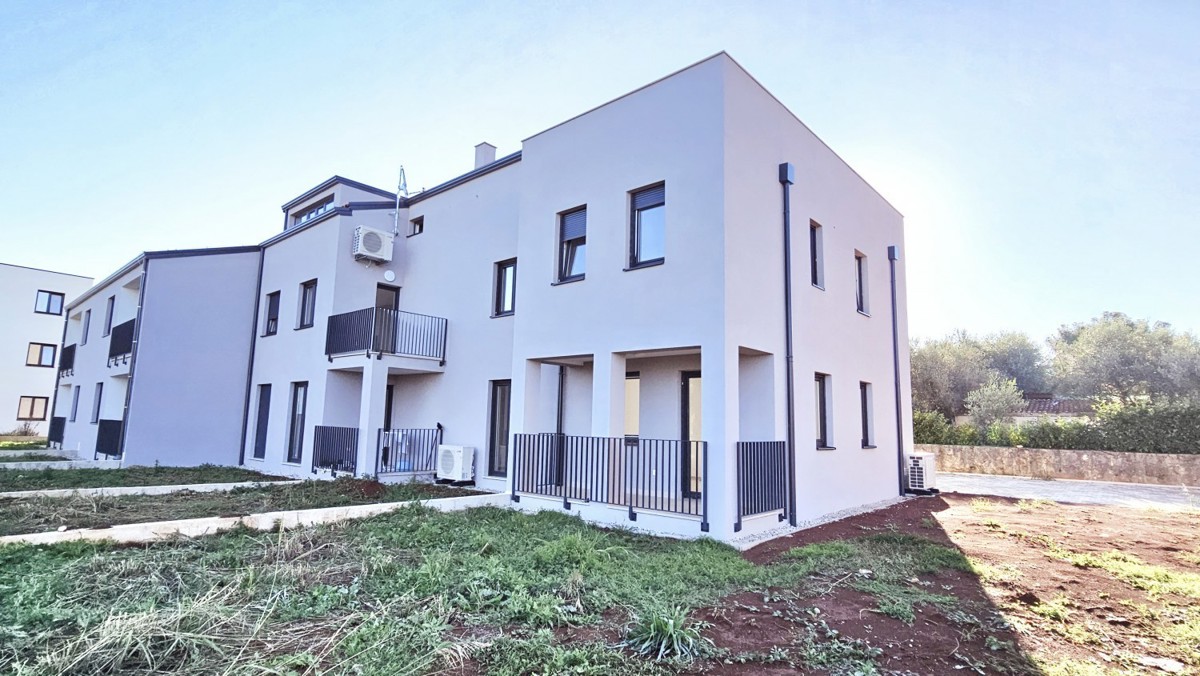 Prodaja – novogradnja 52,85 m² s teraso in pogledom na morje, 5 km od Poreča