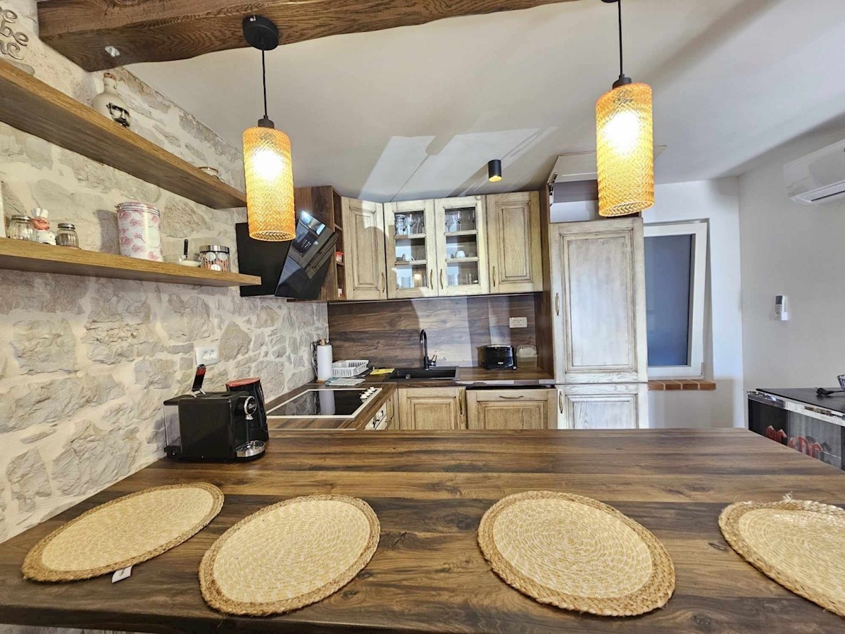Ca 9 km od Poreča- renovirana kamnita hiša