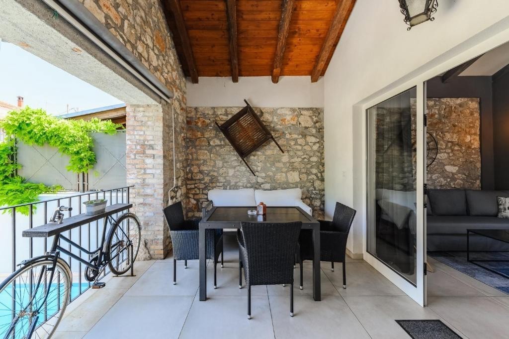 Poreč, okolica, Obnovljena hiša na koncu niza z bazenom