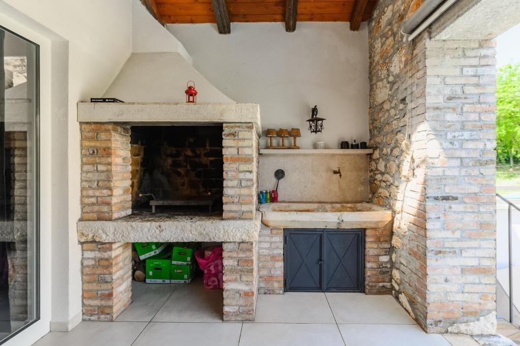 Poreč, okolica, Obnovljena hiša na koncu niza z bazenom