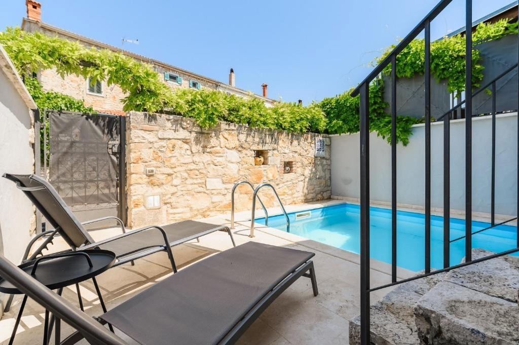 Poreč, okolica, Obnovljena hiša na koncu niza z bazenom