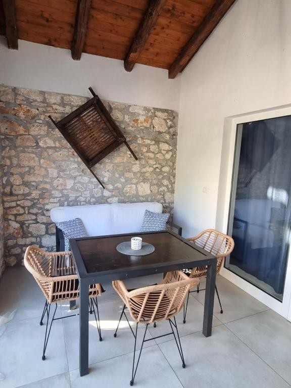 Poreč, okolica, Obnovljena hiša na koncu niza z bazenom