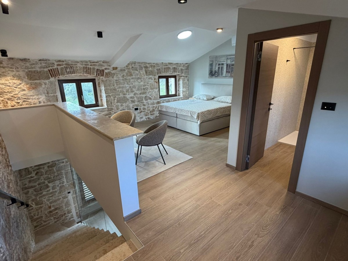 Avtentična istrska kamnita hiša z bazenom in pogledom na morje – naprodaj, okolica Poreča