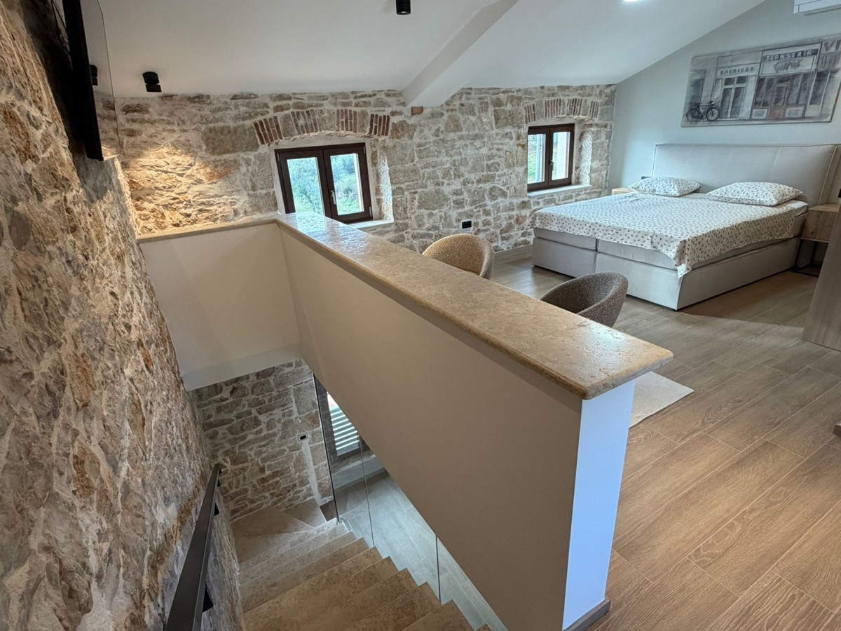 Avtentična istrska kamnita hiša z bazenom in pogledom na morje – naprodaj, okolica Poreča