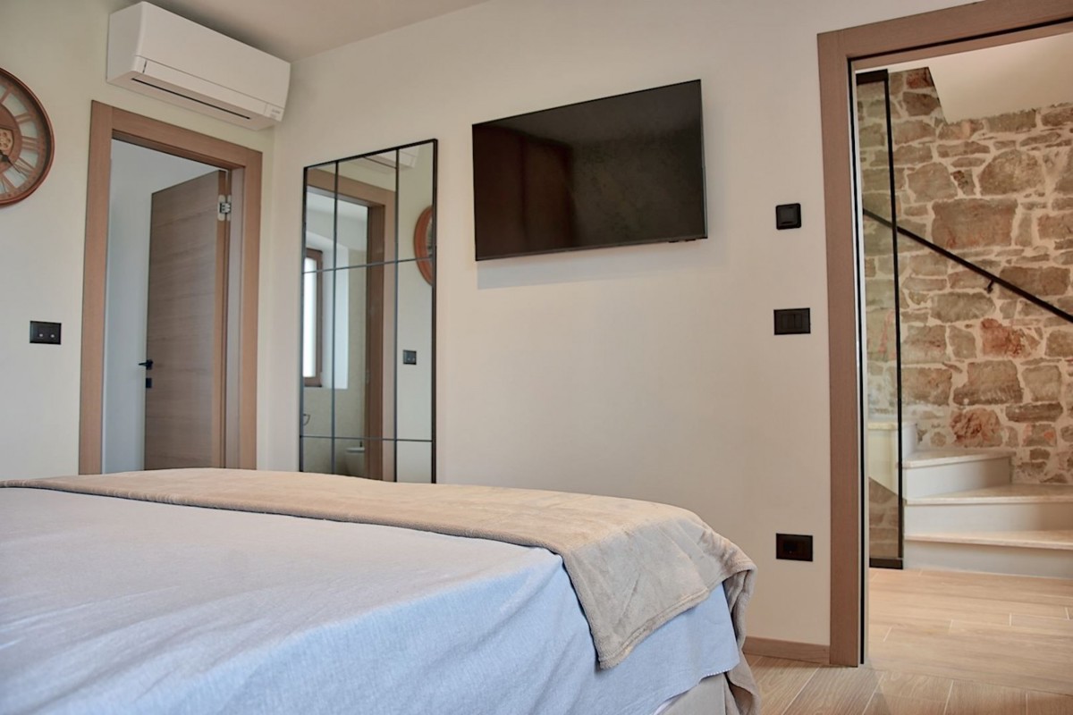 Avtentična istrska kamnita hiša z bazenom in pogledom na morje – naprodaj, okolica Poreča