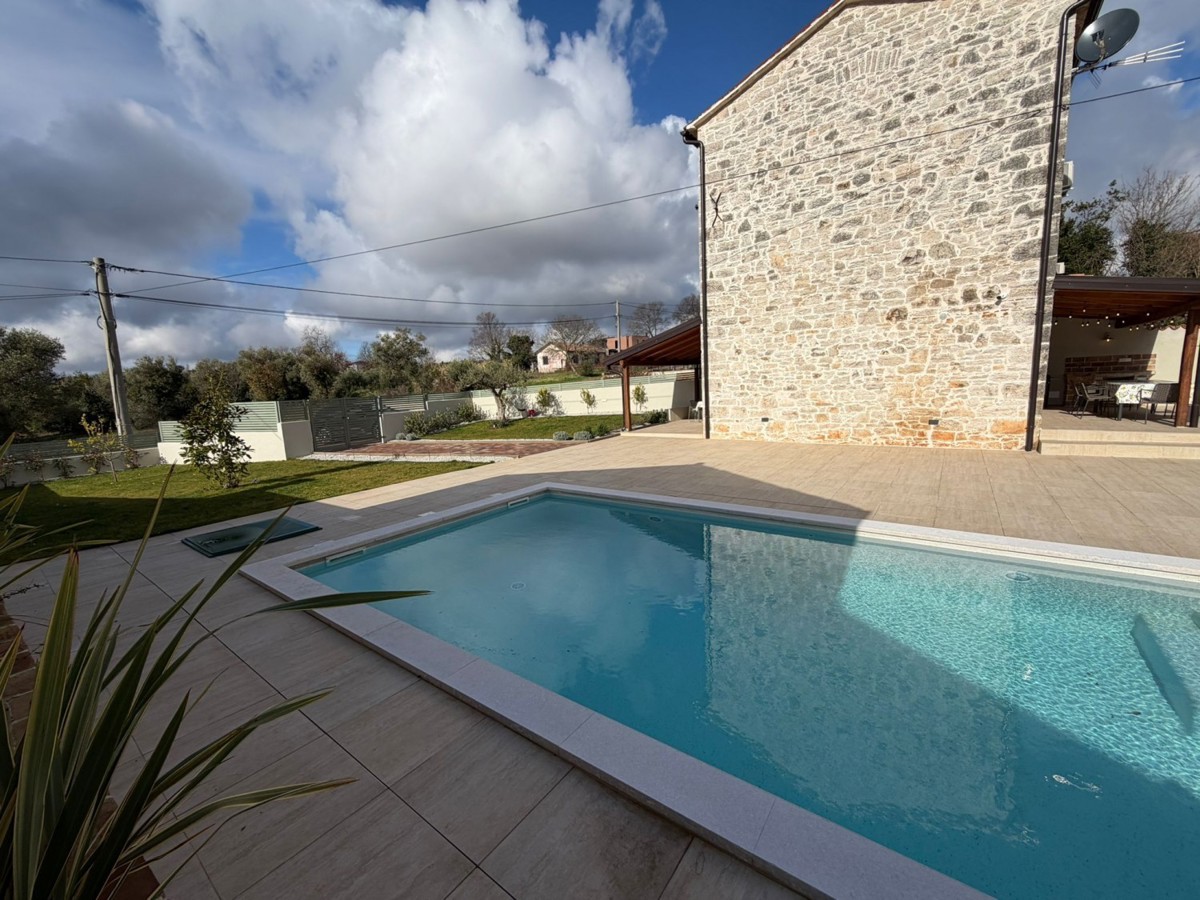 Avtentična istrska kamnita hiša z bazenom in pogledom na morje – naprodaj, okolica Poreča