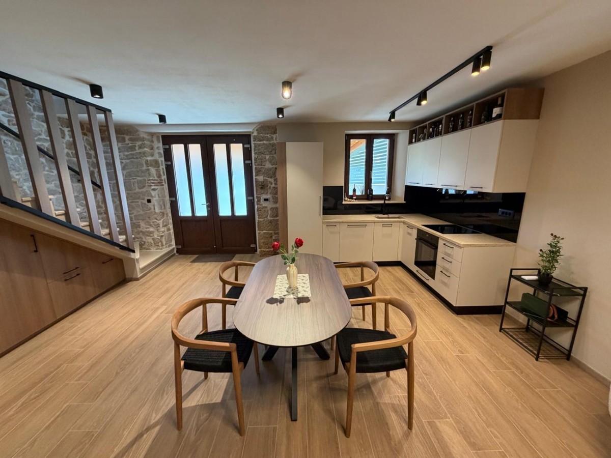 Avtentična istrska kamnita hiša z bazenom in pogledom na morje – naprodaj, okolica Poreča