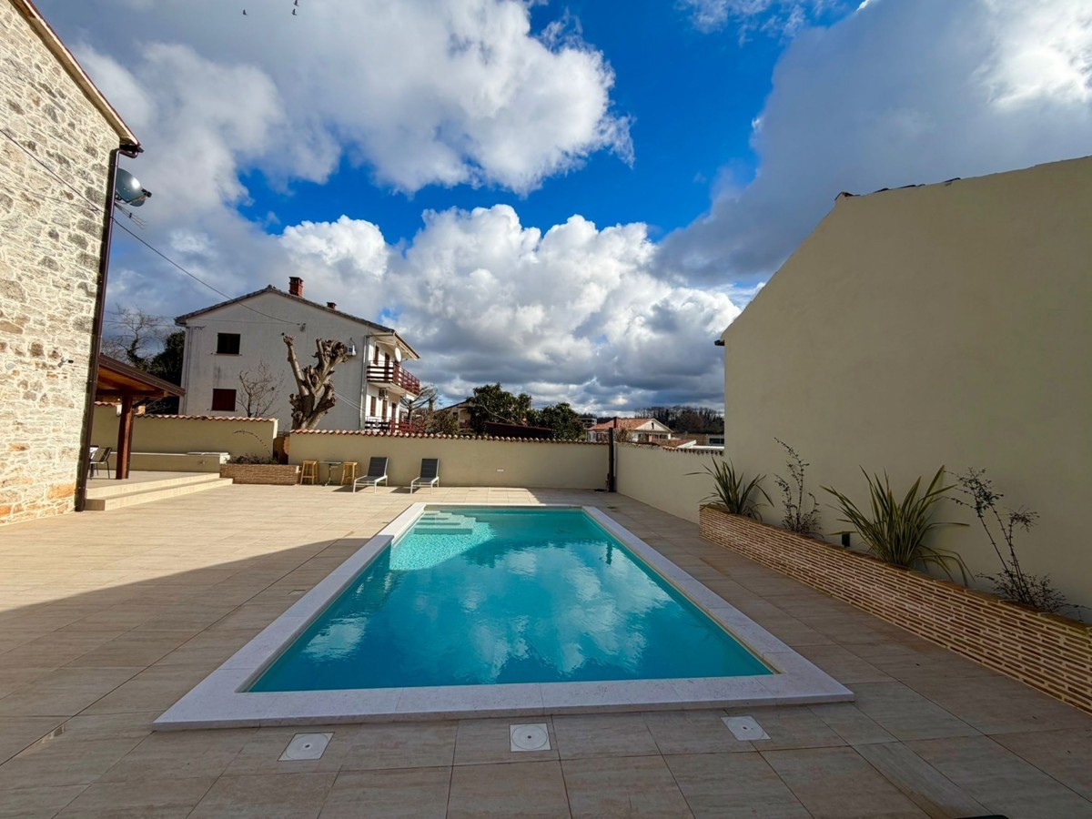 Avtentična istrska kamnita hiša z bazenom in pogledom na morje – naprodaj, okolica Poreča