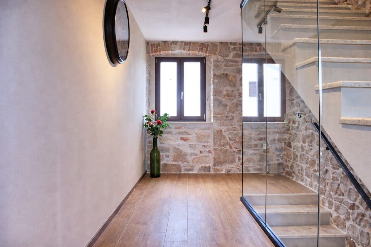 Avtentična istrska kamnita hiša z bazenom in pogledom na morje – naprodaj, okolica Poreča