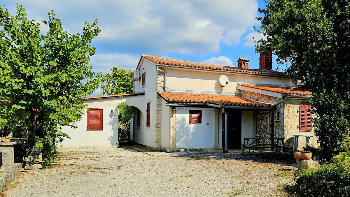 Visoka pritlična dvojček hiša z vrtom na mirni lokaciji blizu Vrsarja in Poreča