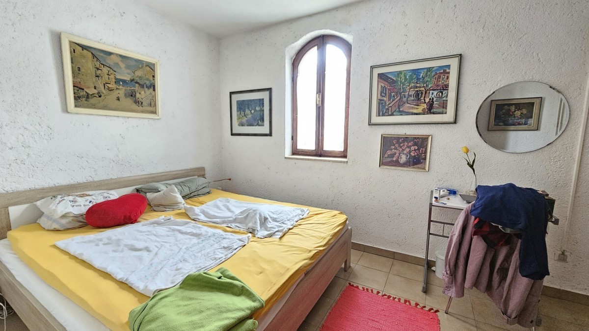 Visoka pritlična dvojček hiša z vrtom na mirni lokaciji blizu Vrsarja in Poreča