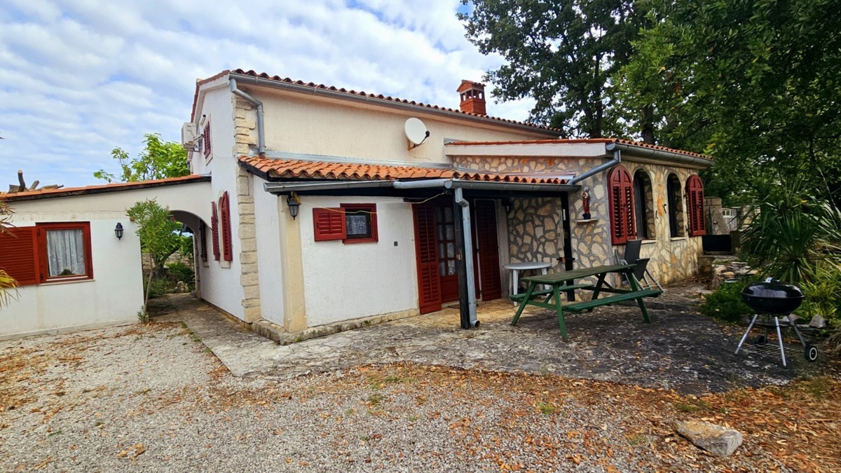 Visoka pritlična dvojček hiša z vrtom na mirni lokaciji blizu Vrsarja in Poreča