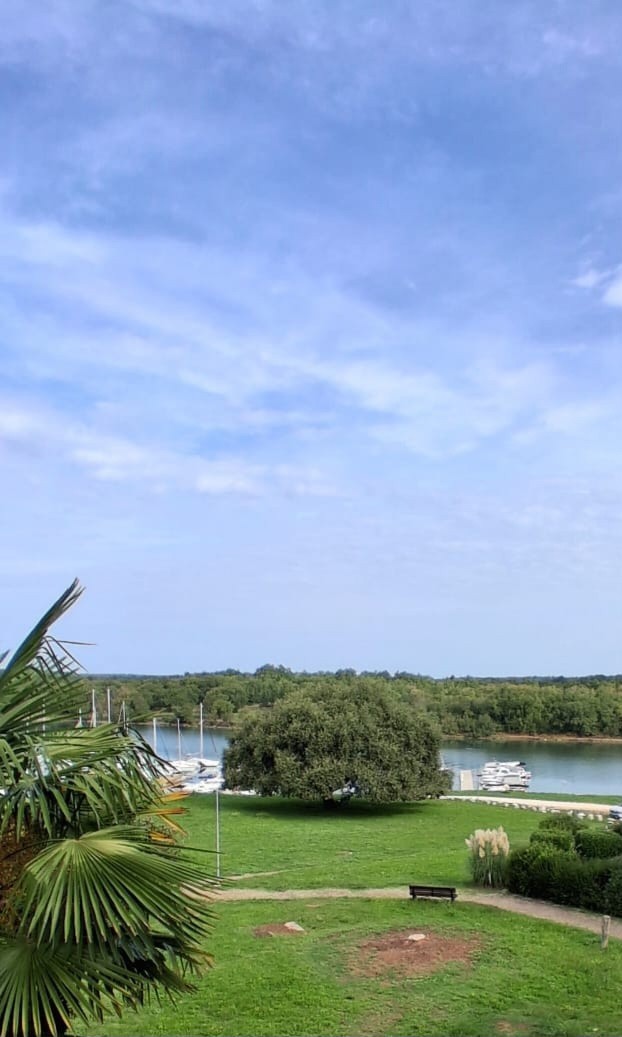 Červar Porat – Stanovanje na prodaj, prva vrsta ob morju