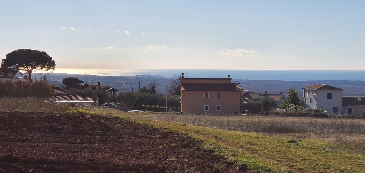 Kaštelir - zemljišče s pogledom na morje in gradbenim dovoljenjem za gradnjo vile