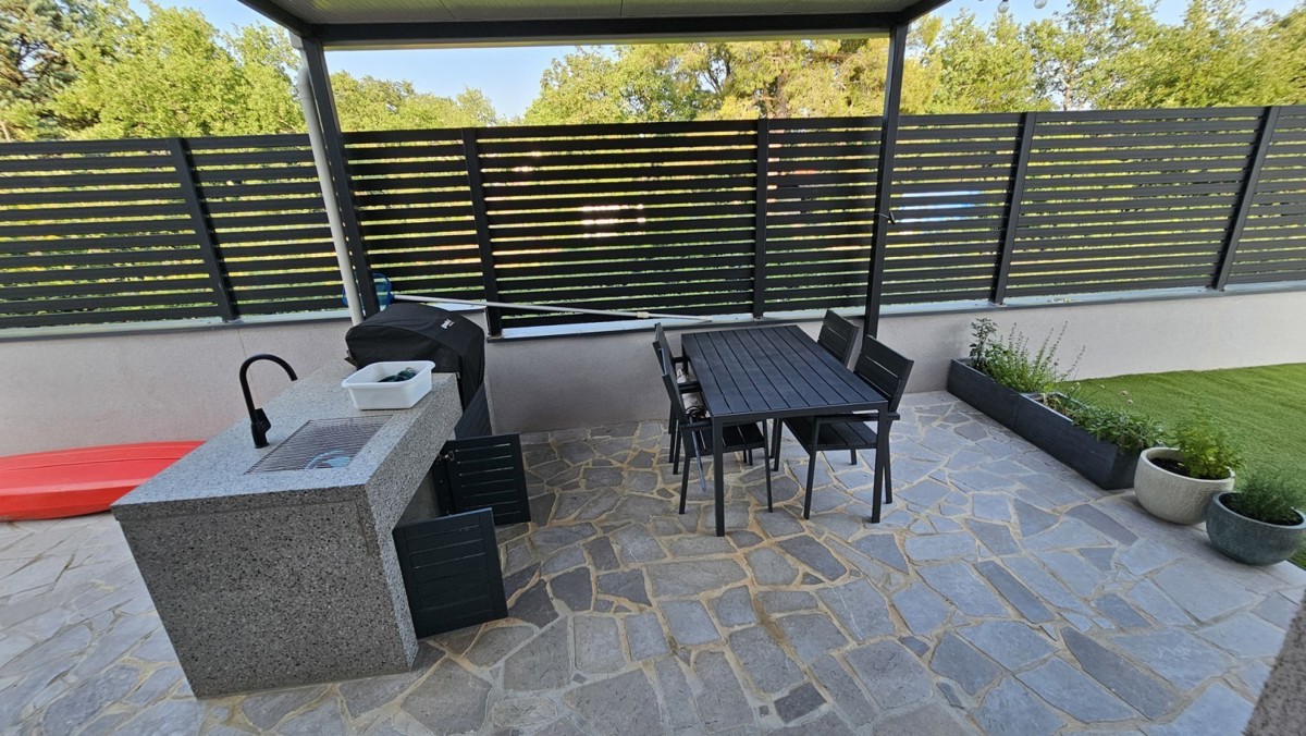 dvojna hiša z bazenom naprodaj – 230 m² bivalne površine, 282 m² zemljišča, le 400 m od morja, okolica Novigrada, Istra