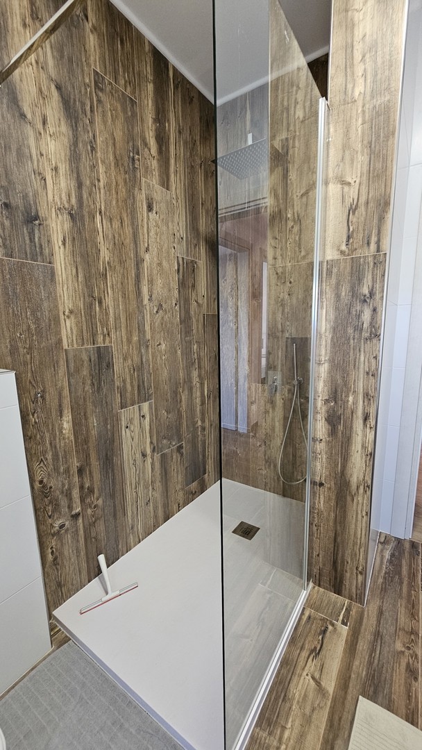dvojna hiša z bazenom naprodaj – 230 m² bivalne površine, 282 m² zemljišča, le 400 m od morja, okolica Novigrada, Istra