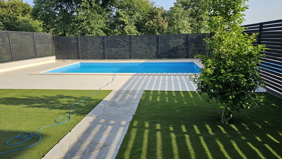 dvojna hiša z bazenom naprodaj – 230 m² bivalne površine, 282 m² zemljišča, le 400 m od morja, okolica Novigrada, Istra