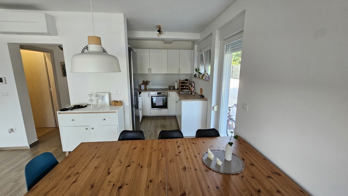 dvojna hiša z bazenom naprodaj – 230 m² bivalne površine, 282 m² zemljišča, le 400 m od morja, okolica Novigrada, Istra