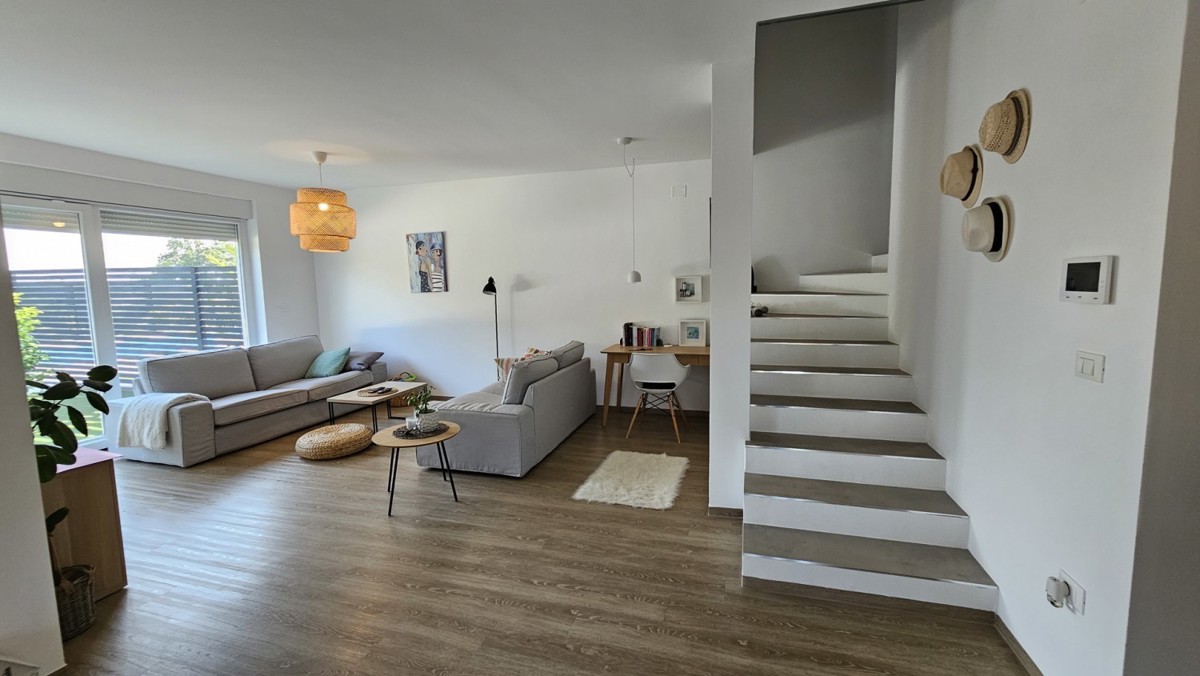 dvojna hiša z bazenom naprodaj – 230 m² bivalne površine, 282 m² zemljišča, le 400 m od morja, okolica Novigrada, Istra