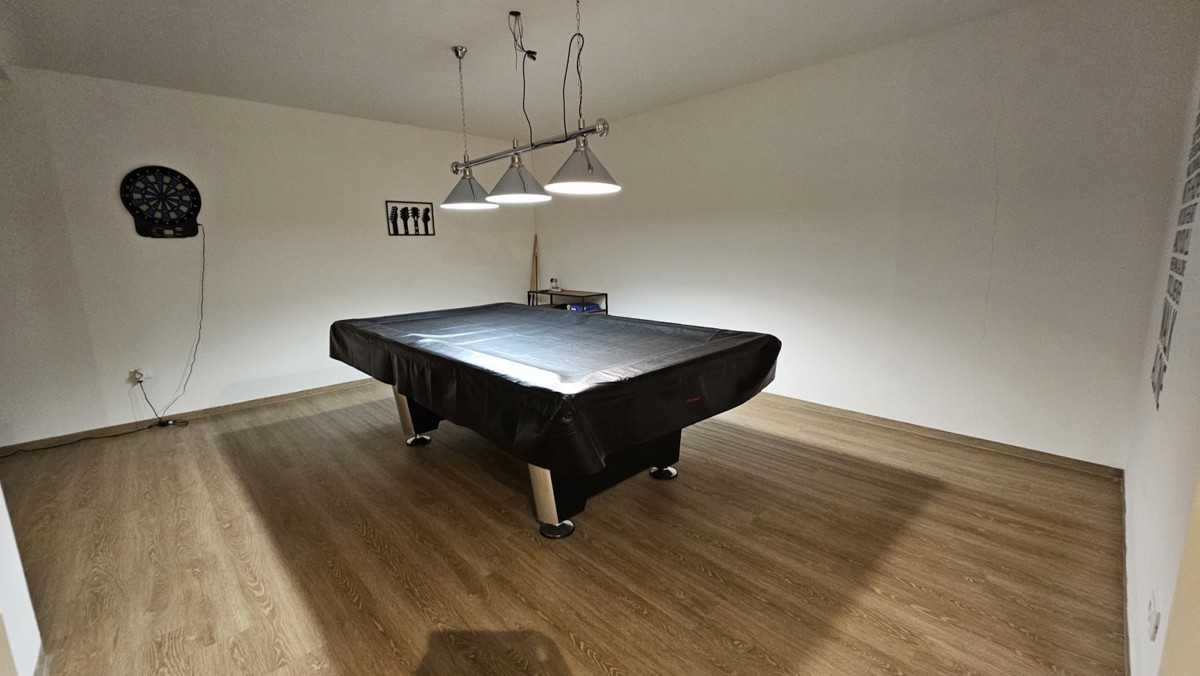 dvojna hiša z bazenom naprodaj – 230 m² bivalne površine, 282 m² zemljišča, le 400 m od morja, okolica Novigrada, Istra