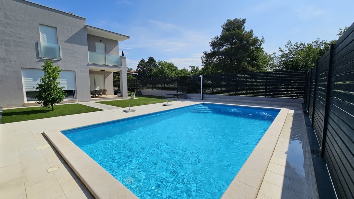 dvojna hiša z bazenom naprodaj – 230 m² bivalne površine, 282 m² zemljišča, le 400 m od morja, okolica Novigrada, Istra