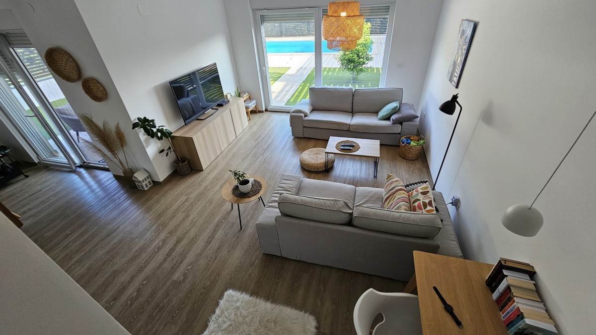 dvojna hiša z bazenom naprodaj – 230 m² bivalne površine, 282 m² zemljišča, le 400 m od morja, okolica Novigrada, Istra