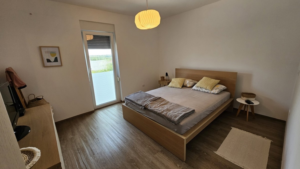 dvojna hiša z bazenom naprodaj – 230 m² bivalne površine, 282 m² zemljišča, le 400 m od morja, okolica Novigrada, Istra
