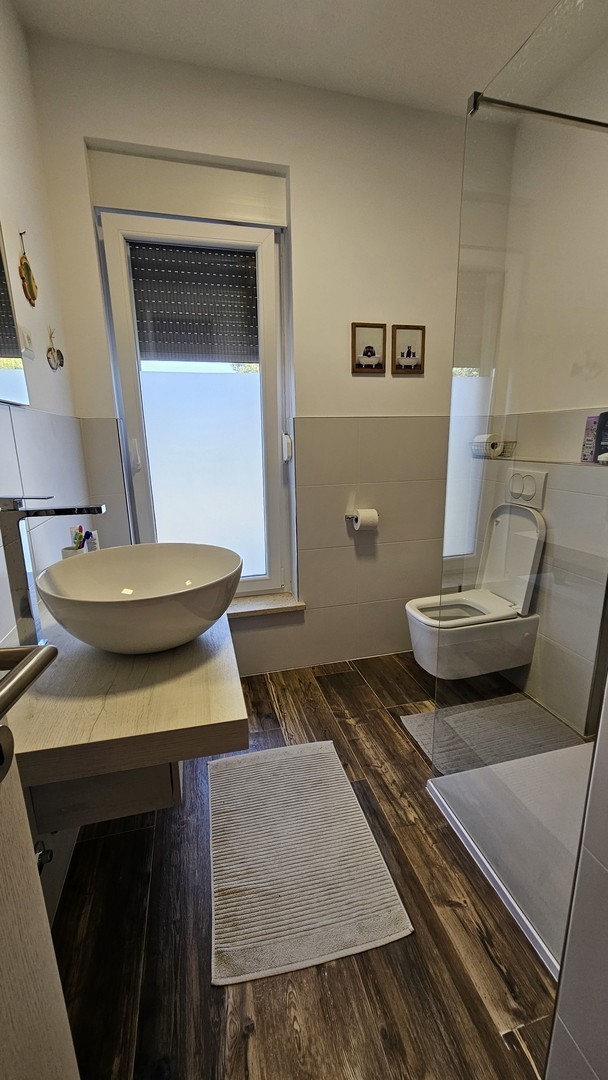 dvojna hiša z bazenom naprodaj – 230 m² bivalne površine, 282 m² zemljišča, le 400 m od morja, okolica Novigrada, Istra