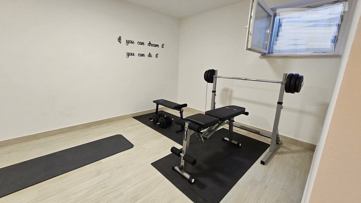 dvojna hiša z bazenom naprodaj – 230 m² bivalne površine, 282 m² zemljišča, le 400 m od morja, okolica Novigrada, Istra