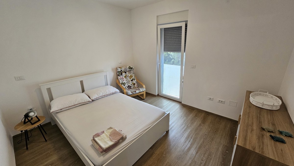 dvojna hiša z bazenom naprodaj – 230 m² bivalne površine, 282 m² zemljišča, le 400 m od morja, okolica Novigrada, Istra