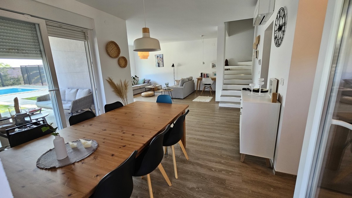 dvojna hiša z bazenom naprodaj – 230 m² bivalne površine, 282 m² zemljišča, le 400 m od morja, okolica Novigrada, Istra