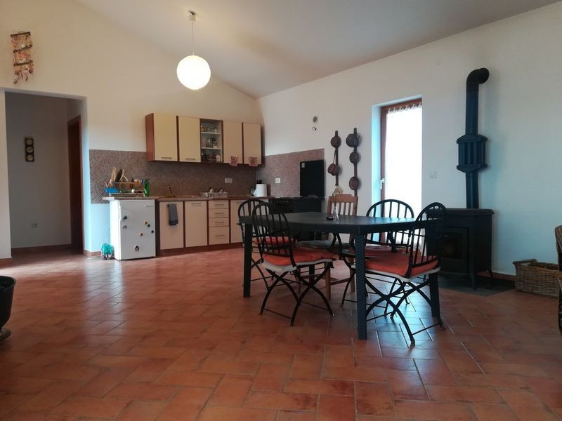 Hiša z dvema stanovanjema naprodaj v okolici Poreča. Idealna za družino ali oddajanje.